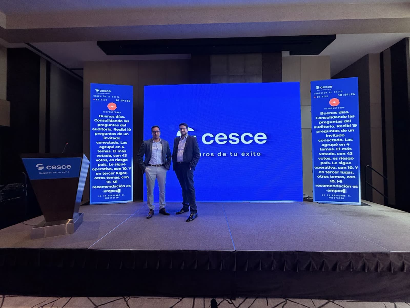 Las tres pantallas del evento «Conexión al Éxito» de Cesce proyectando en vivo la respuesta de la inteligencia artificial al auditorio