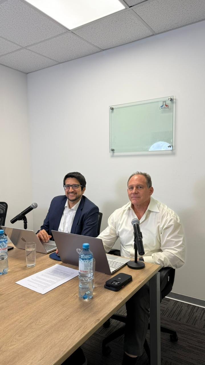 Asistentes al taller de IA para médicos siguiendo la demostración en vivo del CEO de Iarvix