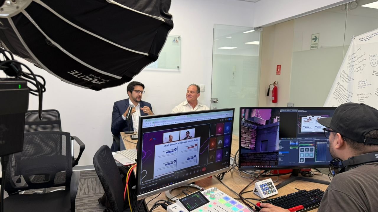 Javier Cabrera, CEO de Iarvix, dictando un taller de inteligencia artificial para médicos en el evento LAFAGE