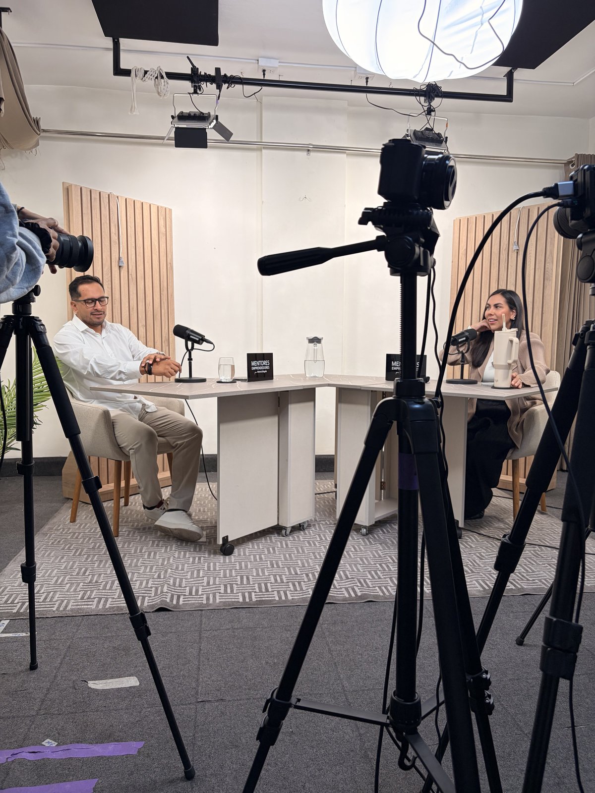 José Andonaire conversando sobre IA para negocios en el set del podcast Mentores Emprendedores