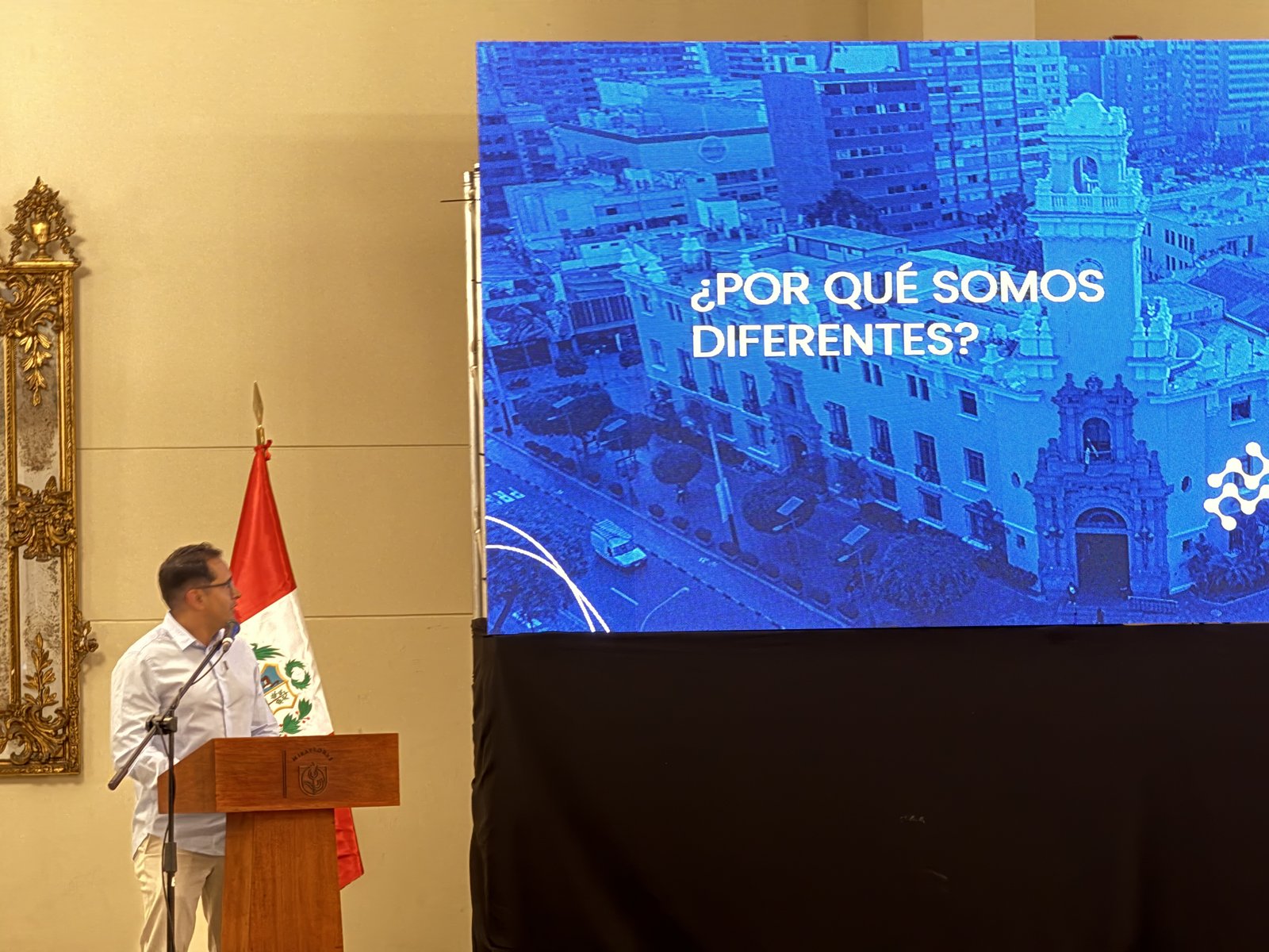 José Andonaire, CTO de Iarvix, exponiendo sobre inteligencia artificial para empresas en Ciudadanía Digital de la Municipalidad de Miraflores