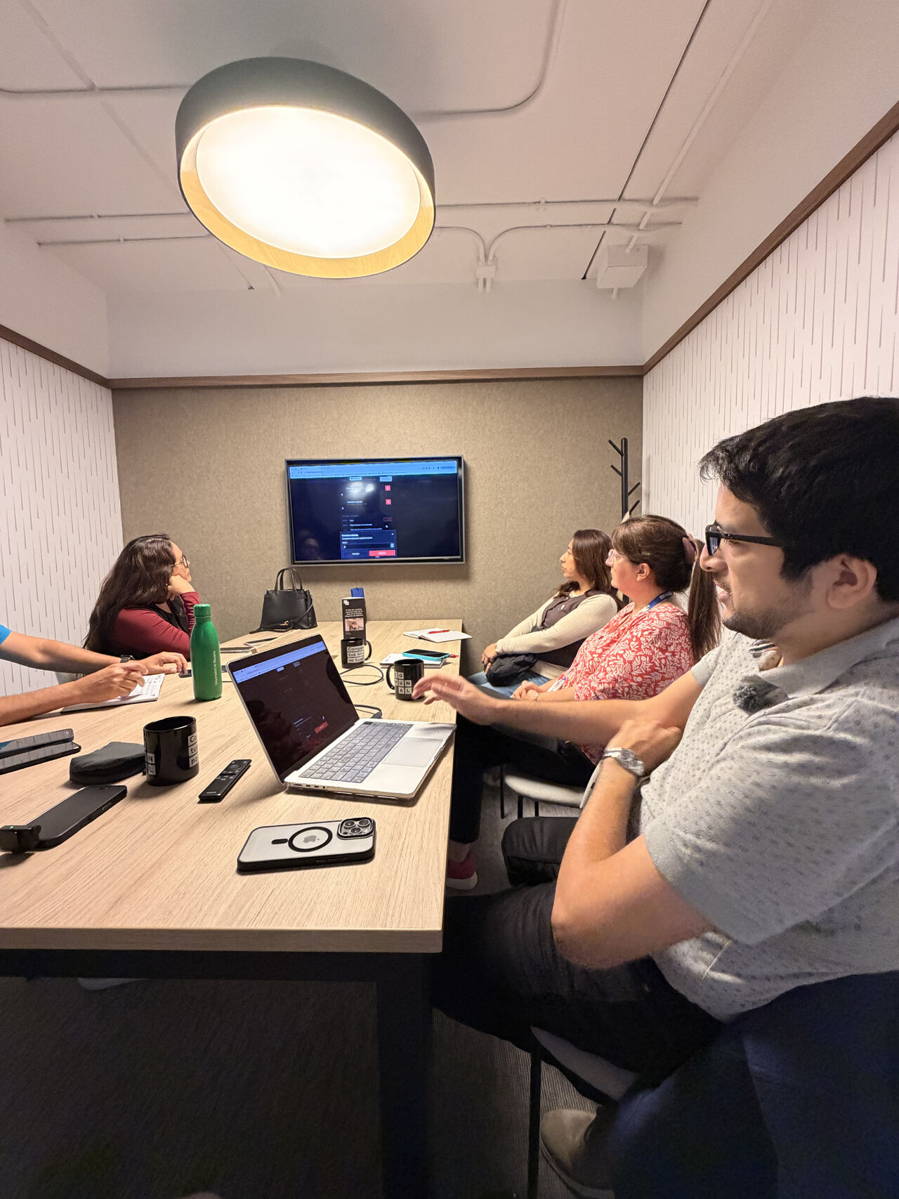 Presentación de la plataforma de tracking con inteligencia artificial durante el evento RE/MAX Iron